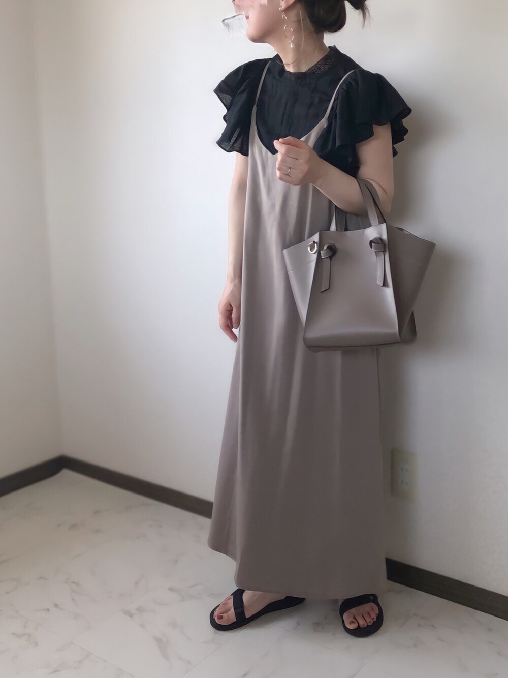 「シエナ、Ciena、Crisp yours、Crisp、クリスプ、ノスタルジア、nostalgia、フリル袖、サテンワンピース、大人カジュアル」｜「CIENAのレース衿フリルピンタックブラウス（シャツ/ブラウス、ブラック系）」を使った、uaさん（レディース・153cm）の夏コーディネートの1枚目の写真