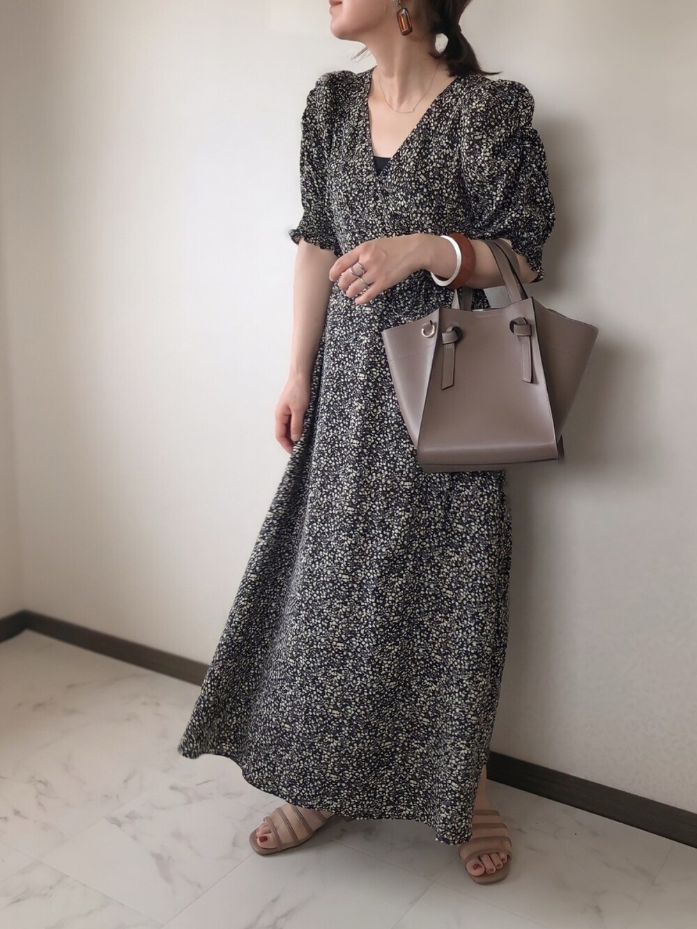 「夏コーデ、ロングワンピース、マキシ丈ワンピース、花柄ワンピース、アプレトロ、apretro、ノスタルジア、nostalgia、あしながおじさん、オトナ女子」｜「ap retroのカシュクールボタンデザインワンピース【ZOZO限定アイテム】（ワンピース、ブラック系）」を使った、uaさん（レディース・153cm）の夏コーディネートの1枚目の写真