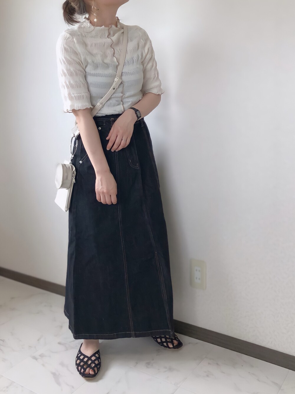 「アンブルネージュ、AmbreNeige、シェリーアイランド、Shellyisland、アプレトロ、apretro、シアートップス、デニムスカート、休日コーデ」｜「Ambre Neigeのシアークリンクルトップス／【WEB/EC限定商品】（シャツ/ブラウス、ホワイト系）」を使った、uaさん（レディース・153cm）の夏コーディネートの1枚目の写真