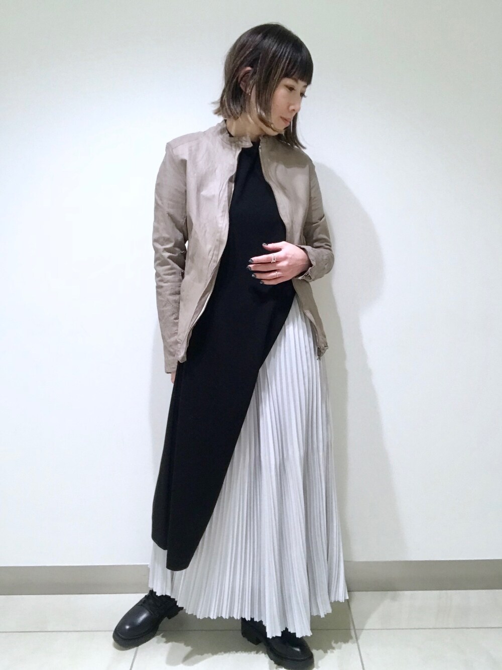 「B2nd、ootd、プリーツスカート、レザージャケット、春コーデ、春アウター、オトナカジュアル、オトナ女子、着回しコーデ、シンプル」｜「DROIT BELLOのDROIT BELLO（ドロイトベロ）ランダムプリーツロングスカート（スカート、シルバー系）」を使った、HONTOMOさん（レディース・161cm）の春コーディネートの1枚目の写真