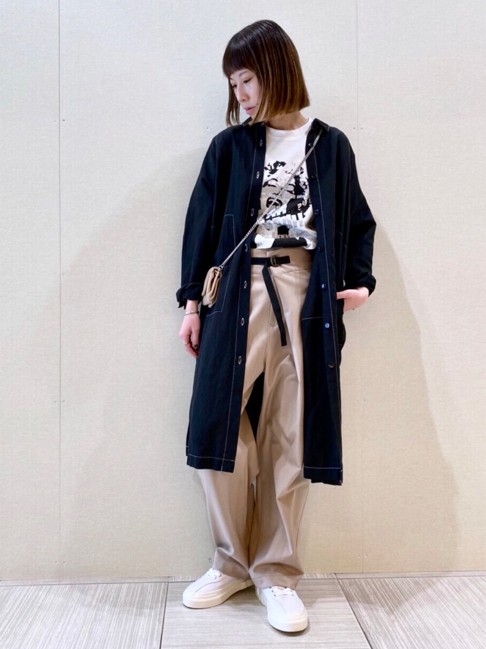 「B2nd、ootd、春コーデ、ロングシャツ、パンツスタイル、スニーカー、ロンT、オトナカジュアル、大人コーデ、春」｜「Stepney Workers Clubの【S.W.C】Stepney Workers Club（ステファニー ワーカーズ クラブ）レザーレースアップ（スニーカー、ホワイト系）」を使った、HONTOMOさん（レディース・161cm）の春コーディネートの1枚目の写真