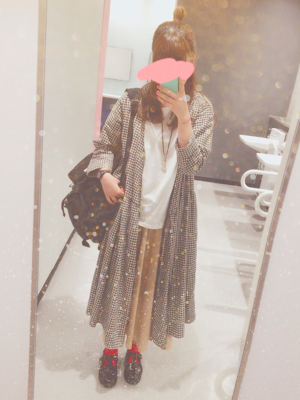 「ギンガムチェック、チェックシャツ、ロングシャツ、シャツワンピ、ロングスカート、ナチュラル、赤ソックス、シンプル、プチプラ、ゆったりコーデ」｜「SM2のアイテム（ローファー、ブラウン系）」を使った、ゆかこさん（レディース・164cm）の春コーディネートの1枚目の写真