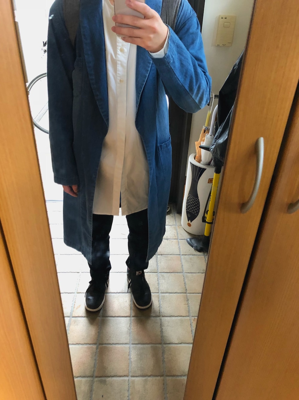 「初心者、通学、春、SPINNS、BEAMS、Levi's、NIKE、airforce1」｜「BEAMSのBEAMS / ノーカラーロングシャツ（シャツ/ブラウス、ホワイト系）」を使った、tt9783さん（メンズ・160cm）の春コーディネートの1枚目の写真