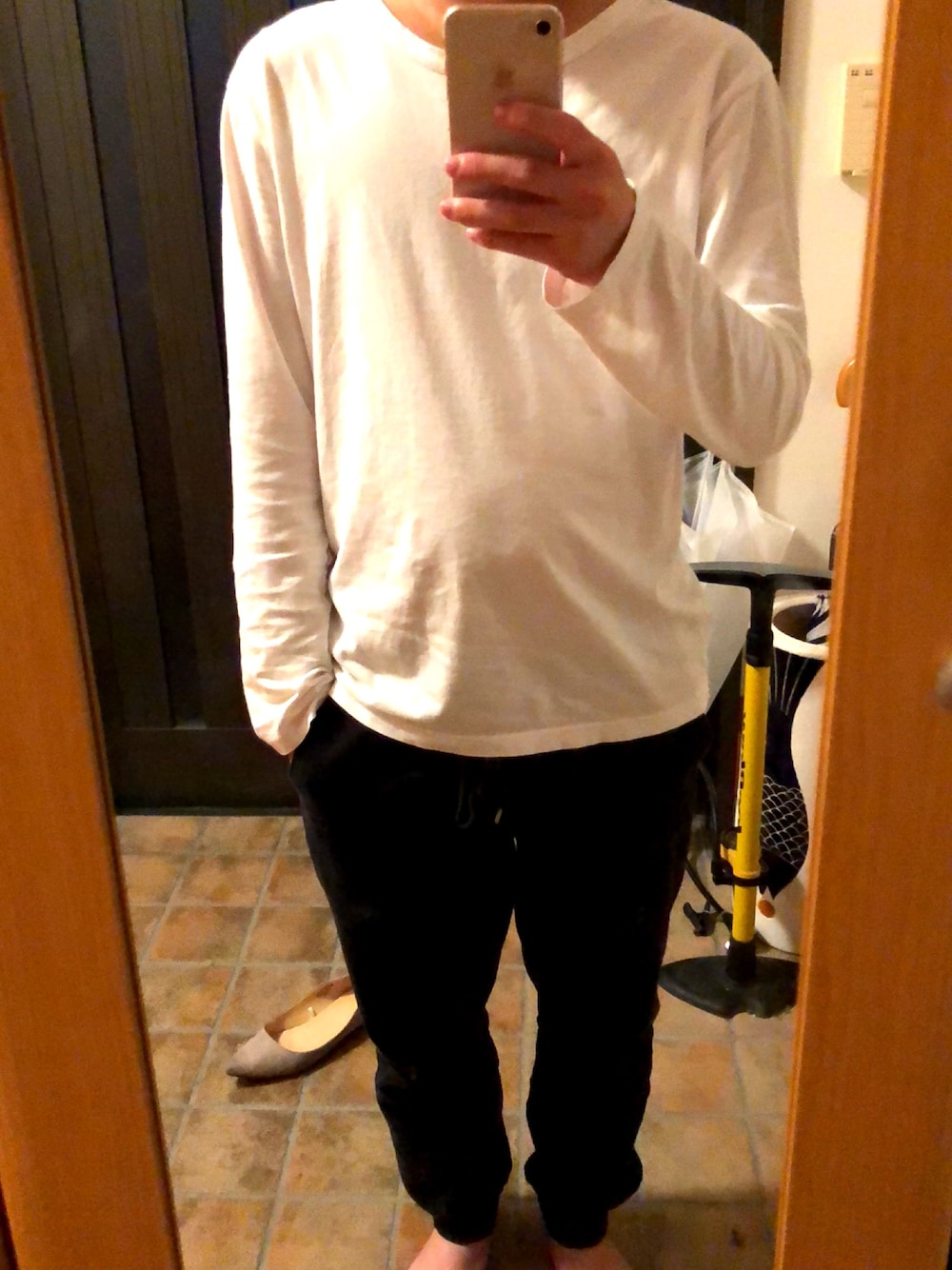 「休日スタイル、ひきこもりDAY、ラフ、ギリギリコーデ、はだし」｜「URBAN RESEARCHのバスクTEE（Tシャツ/カットソー、ホワイト系）」を使った、tt9783さん（メンズ・160cm）の春コーディネートの1枚目の写真