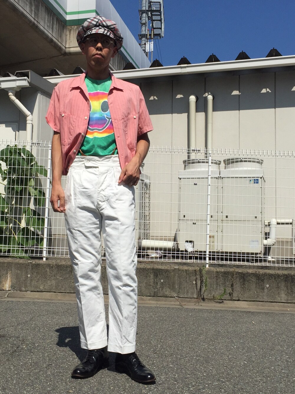 ブラック系のドレスシューズ、ホワイト系のその他パンツ、ピンク系のシャツ/ブラウスを着用したメンズの夏コーディネートの1枚目の写真