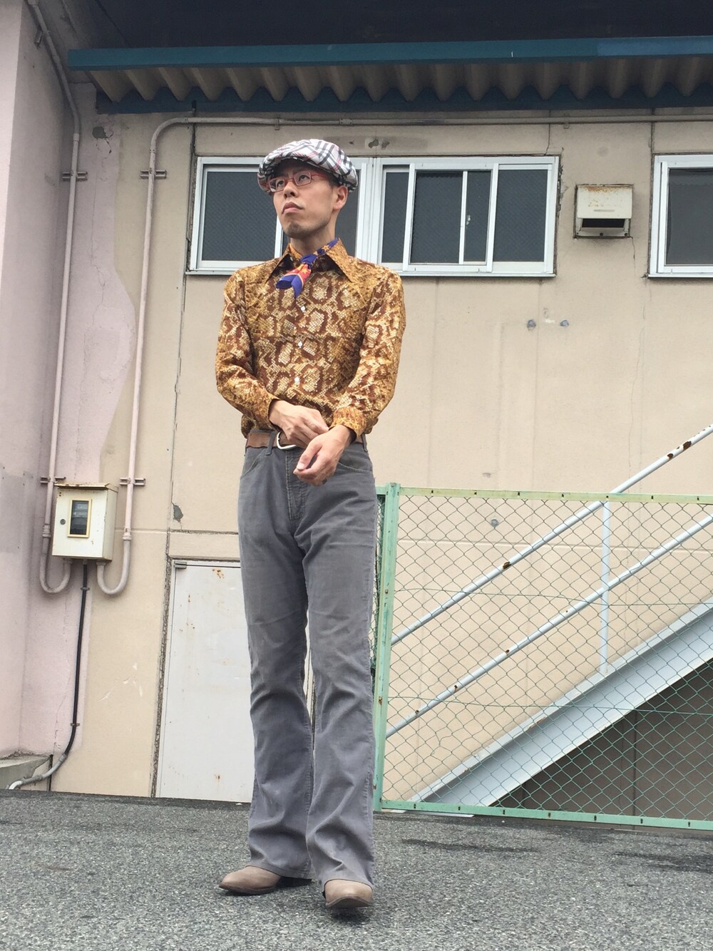 「Anne et Valentin、キャスケット、ヘビ柄、柄シャツ、70's、Levis646、コーデュロイパンツ、ウエスタンブーツ、バンダナ、秋のコーデ」｜「Western bootsのアイテム（ブーツ、ベージュ系）」を使った、山葵茶漬けさん（メンズ・180cm）の秋コーディネートの1枚目の写真