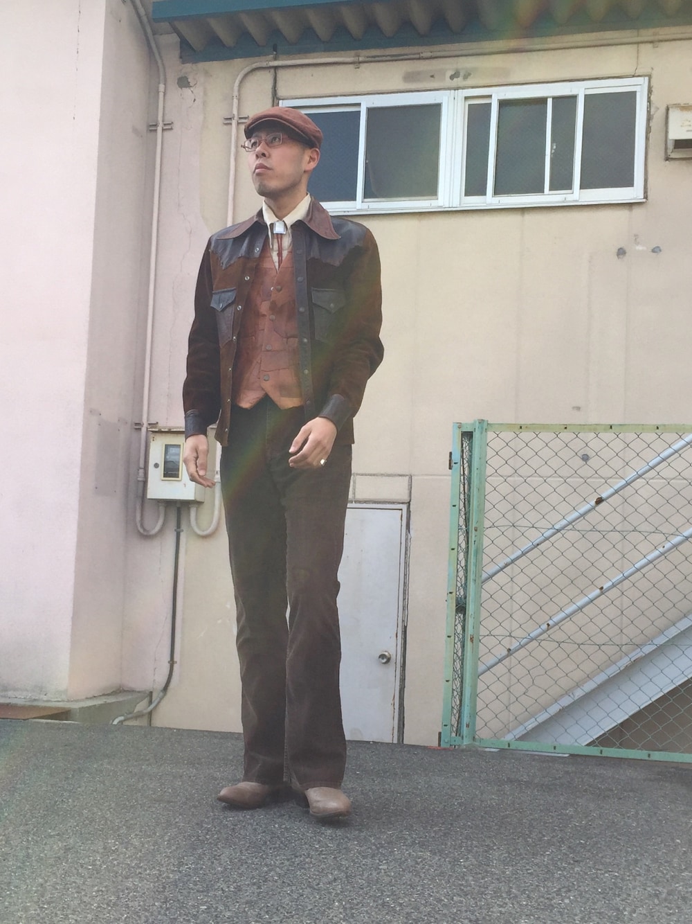 ブラウン系のブーツ、ブラウン系のその他パンツ、ブラウン系のその他アウターを着用したメンズの冬コーディネートの1枚目の写真