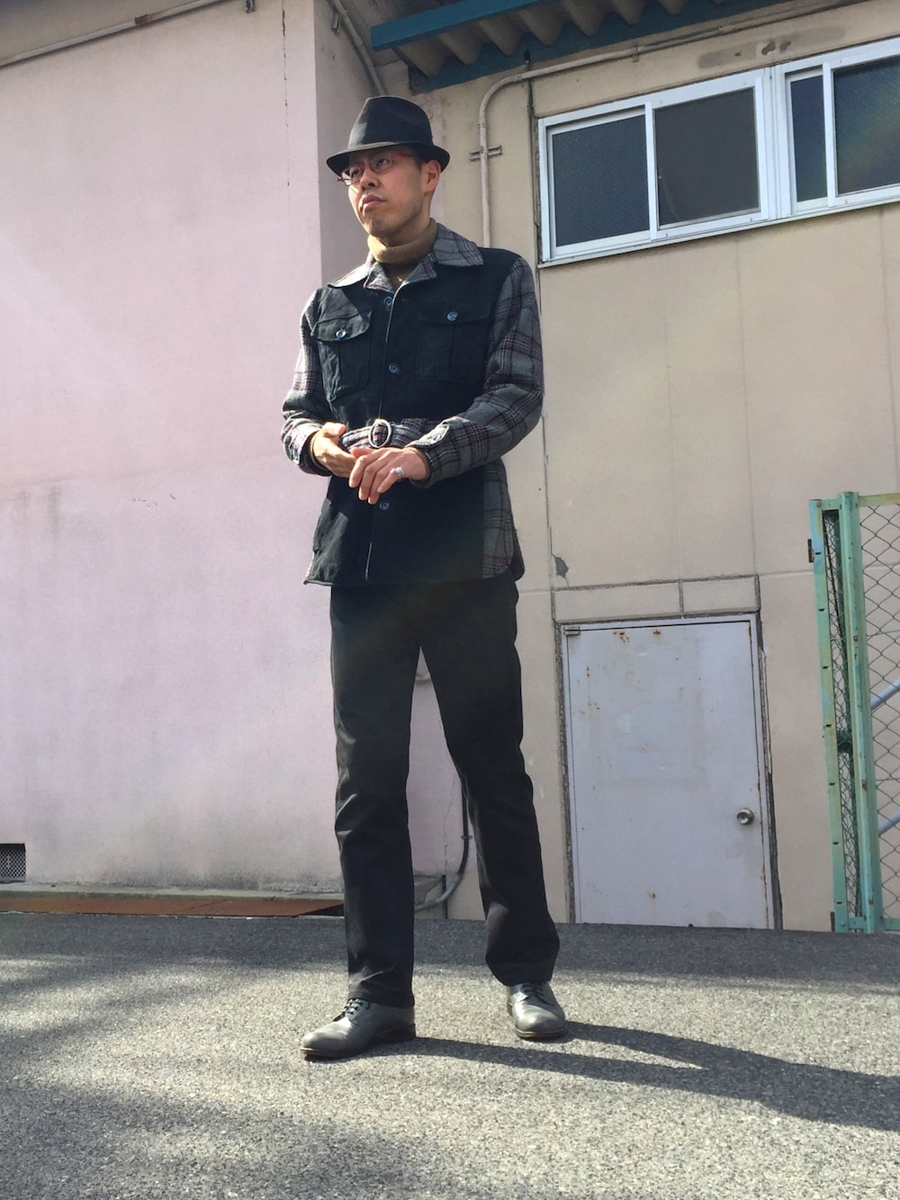 「Anne et Valentin、ハット、ピケパンツ、黒コーデ、タートルネック、STACY ADAMS、グレーシューズ、大人カジュアル、黒、シンプル」｜「STACY ADAMSのアイテム（ドレスシューズ、グレー系）」を使った、山葵茶漬けさん（メンズ・180cm）の春コーディネートの1枚目の写真