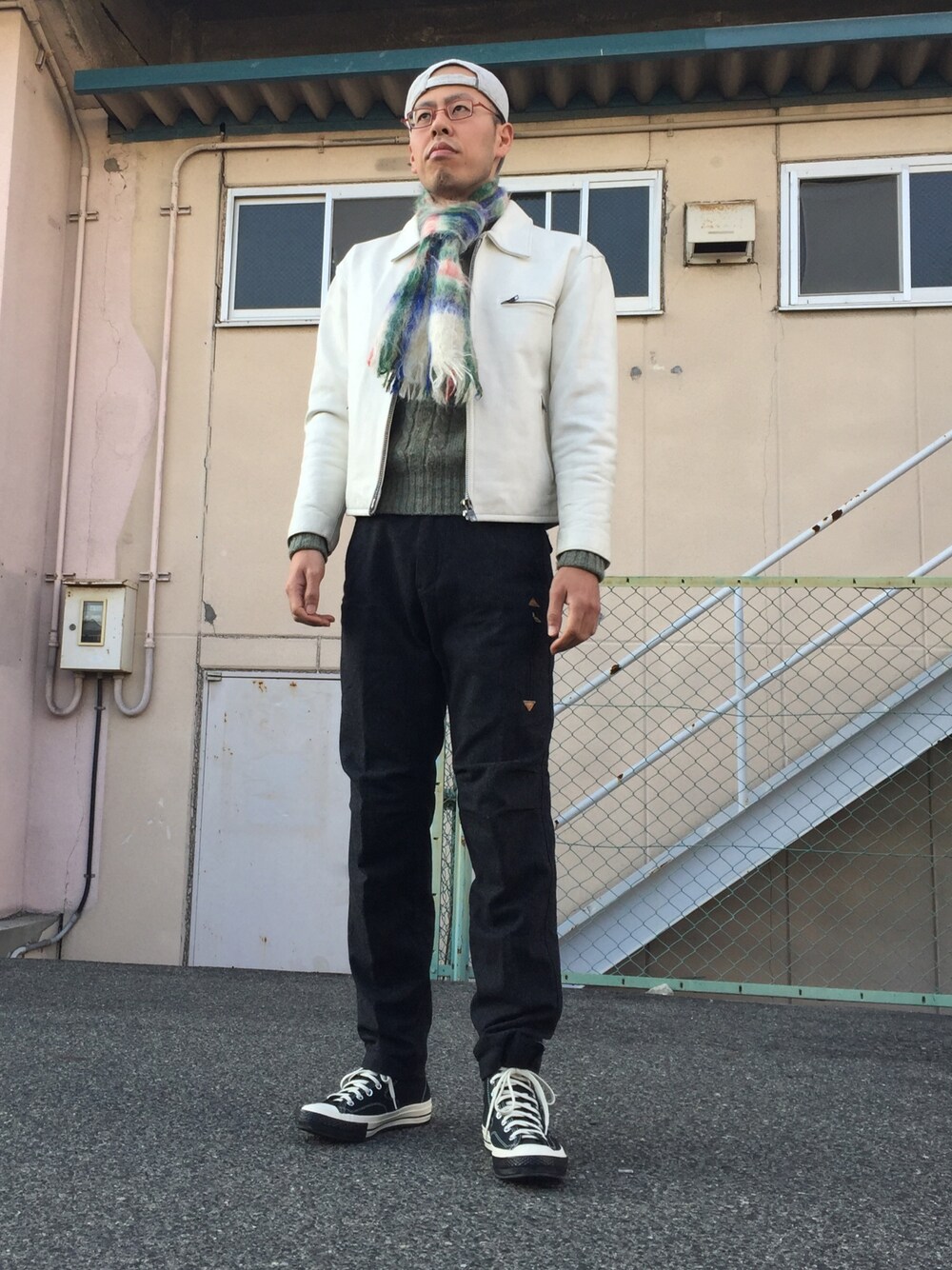「Anne et Valentin、キャップ後ろかぶり、ライダースジャケット、ホワイトレザー、モヘアマフラー、ウールカーゴパンツ、converse、ct70、古着、スーパーへお買い物」｜「CONVERSEのアイテム（スニーカー、ブラック系）」を使った、山葵茶漬けさん（メンズ・180cm）の冬コーディネートの1枚目の写真