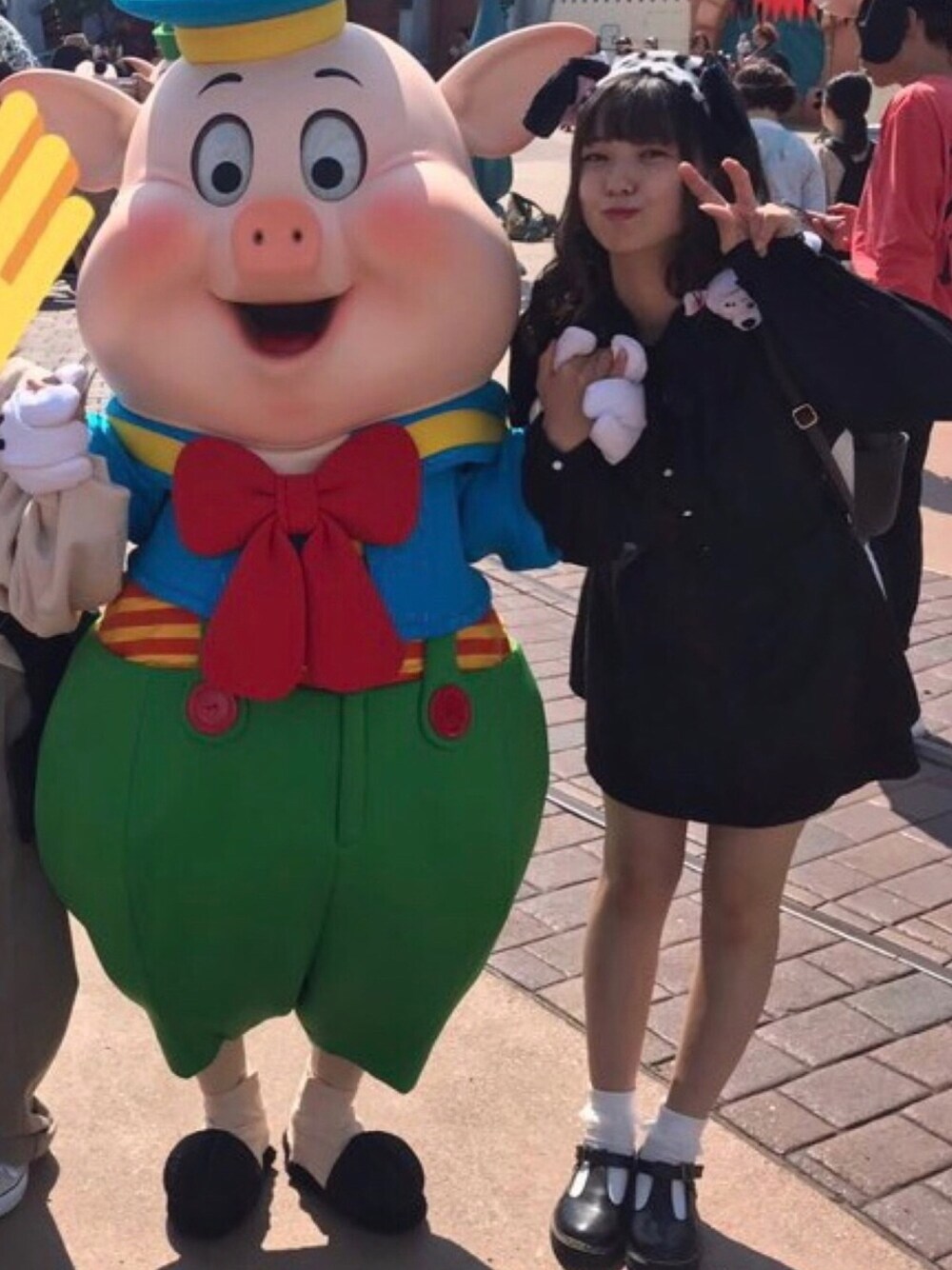 「TDL、ディズニーランド、ディズニーコーデ、オールブラック、101匹わんちゃん」｜「no brandのアイテム（シャツ/ブラウス、ブラック系）」を使った、ほのかさん（レディース・172cm）の秋コーディネートの1枚目の写真