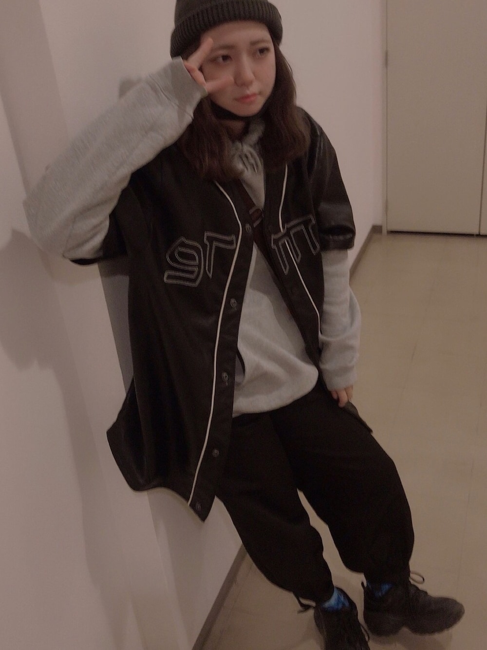 「ビーニー、パーカー、ベースボールシャツ、carhartt、メンズライク、今日のコーデ、高身長女子」｜「Carharttのcarhartt(カーハート) 　M MW Hooded Sweatshirt　オーバーサイズ プルオーバー フーディー パーカー（パーカー、グレー系）」を使った、ほのかさん（レディース・170cm）の春コーディネートの1枚目の写真