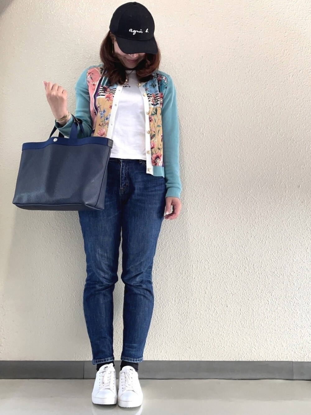 「大人カジュアル、これが私をアゲる服、初夏コーデ、パンツスタイル、スニーカーコーデ、スニーカー女子、Tシャツコーデ、休日スタイル、休日コーデ、キャップ女子」｜「ZOZOのスリムテーパードデニムパンツ［WOMEN］（デニムパンツ、ブラック系）」を使った、halm19さん（レディース・163cm）の春コーディネートの1枚目の写真