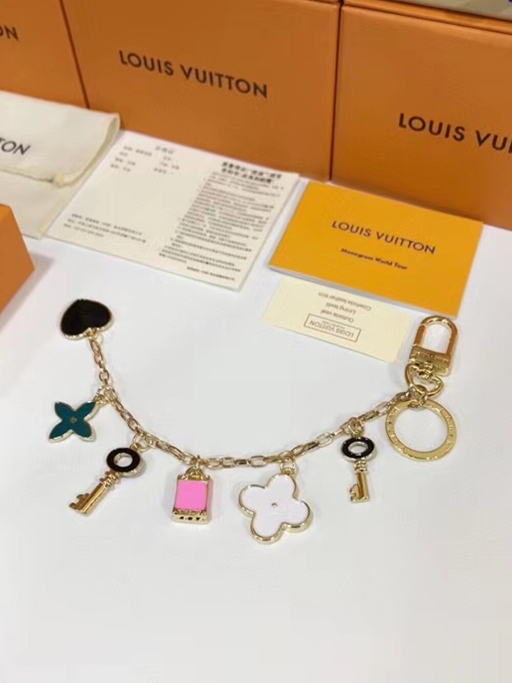 「出かけたい、デザイントップス」｜「LOUIS VUITTONのアイテム（ブレスレット、その他）」を使った、amydazebu1さん（レディース・160cm）の夏コーディネートの1枚目の写真