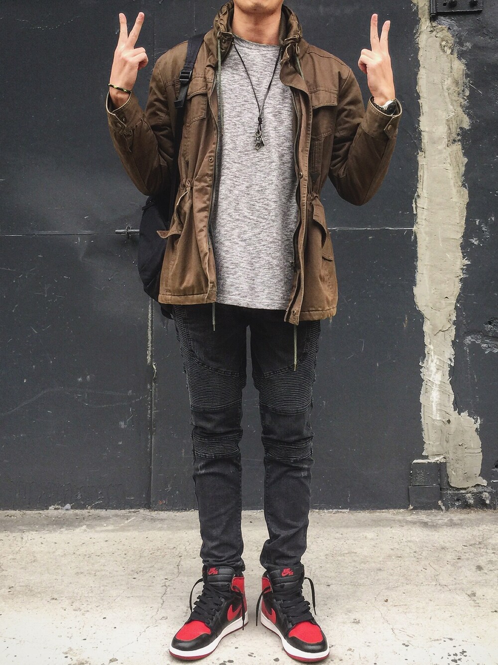「ootd、outfit、sneakers、streetstyle」｜「JORDAN BRANDのアイテム（スニーカー、レッド系）」を使った、Bandshin Shihさん（メンズ・180cm）の冬コーディネートの1枚目の写真