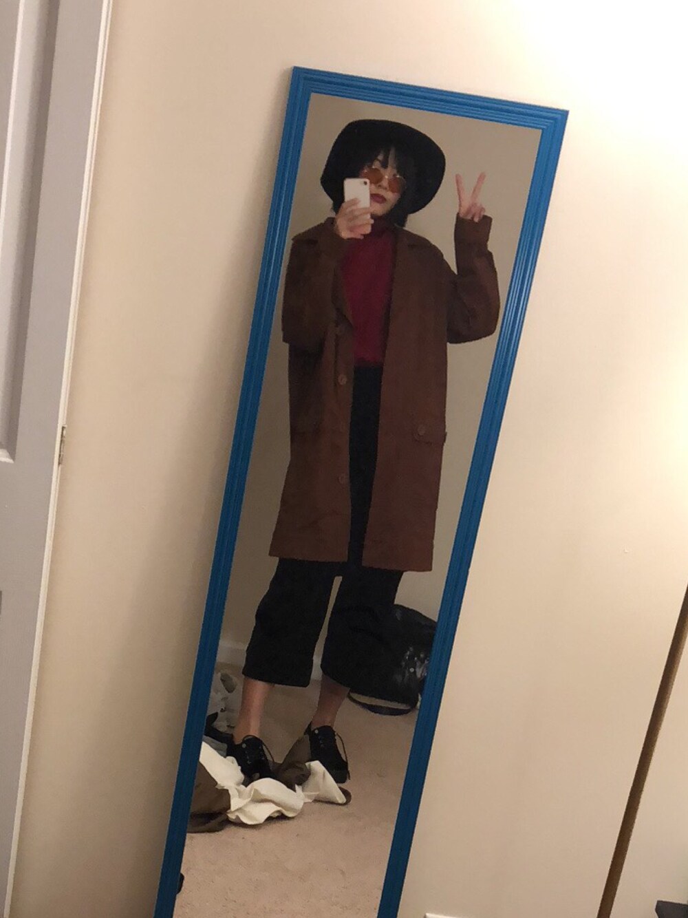 「秋冬」｜「URBAN OUTFITTERSのアイテム（サングラス、レッド系）」を使った、田中西泱さん（レディース・168cm）の秋コーディネートの1枚目の写真