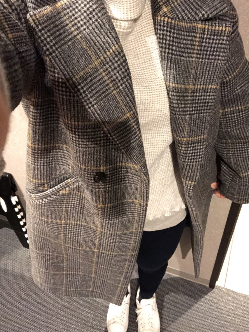「カジュアル、オトナ女子、スニーカーコーデ、パンツスタイル、シンプルコーデ、仕事コーデ」｜「green label relaxingの◆FM オーバーサイズ チェスター コート（チェスターコート、グレー系）」を使った、ゆんさん（レディース・159cm）の冬コーディネートの1枚目の写真