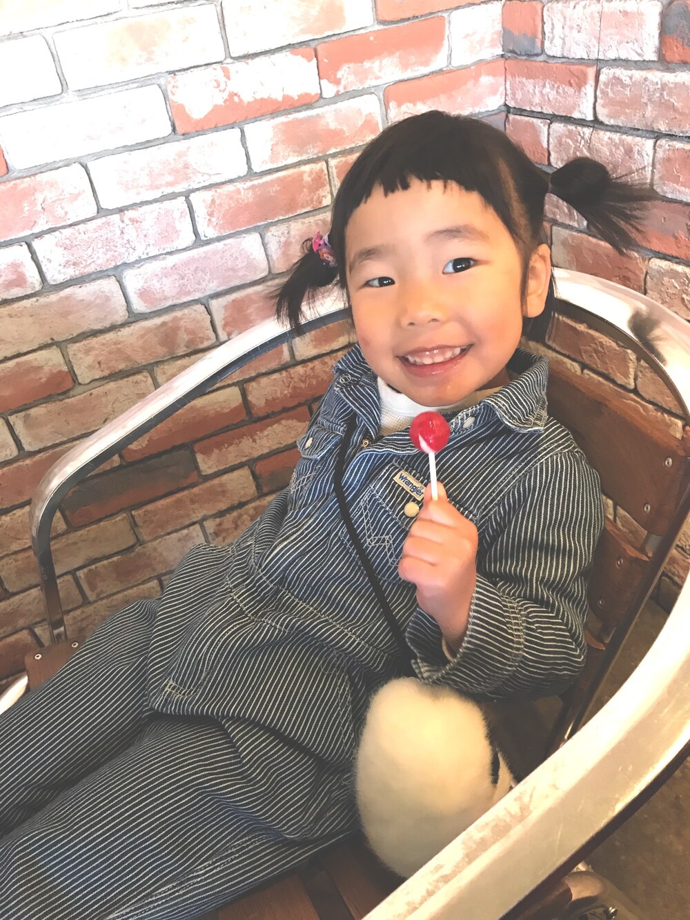 「カジュアル、キッズコーデ、女の子コーデ、つなぎ、おんなのこ、ヒッコリー、おかっぱ、3歳、３歳女の子」｜「Wranglerのアイテム（つなぎ/オールインワン、ブルー系）」を使った、あここさん（キッズ・100cm）の冬コーディネートの1枚目の写真