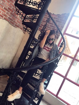 「Levi’sのアイテム（Tシャツ/カットソー、ホワイト系）」を使った、Vera Yangさん（レディース）の春コーディネート
