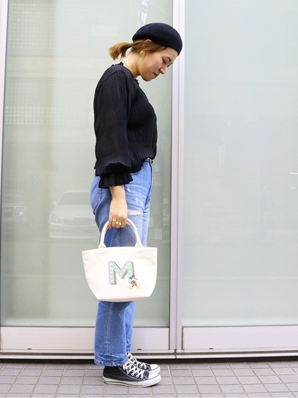 その他のトートバッグを着用したレディースの春コーディネートの1枚目の写真