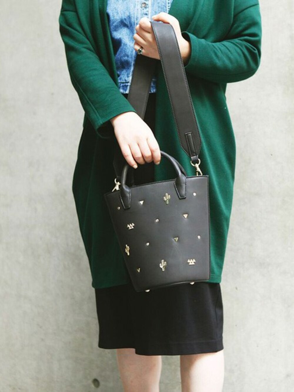 ブラック系のショルダーバッグを着用したレディースの春コーディネートの1枚目の写真