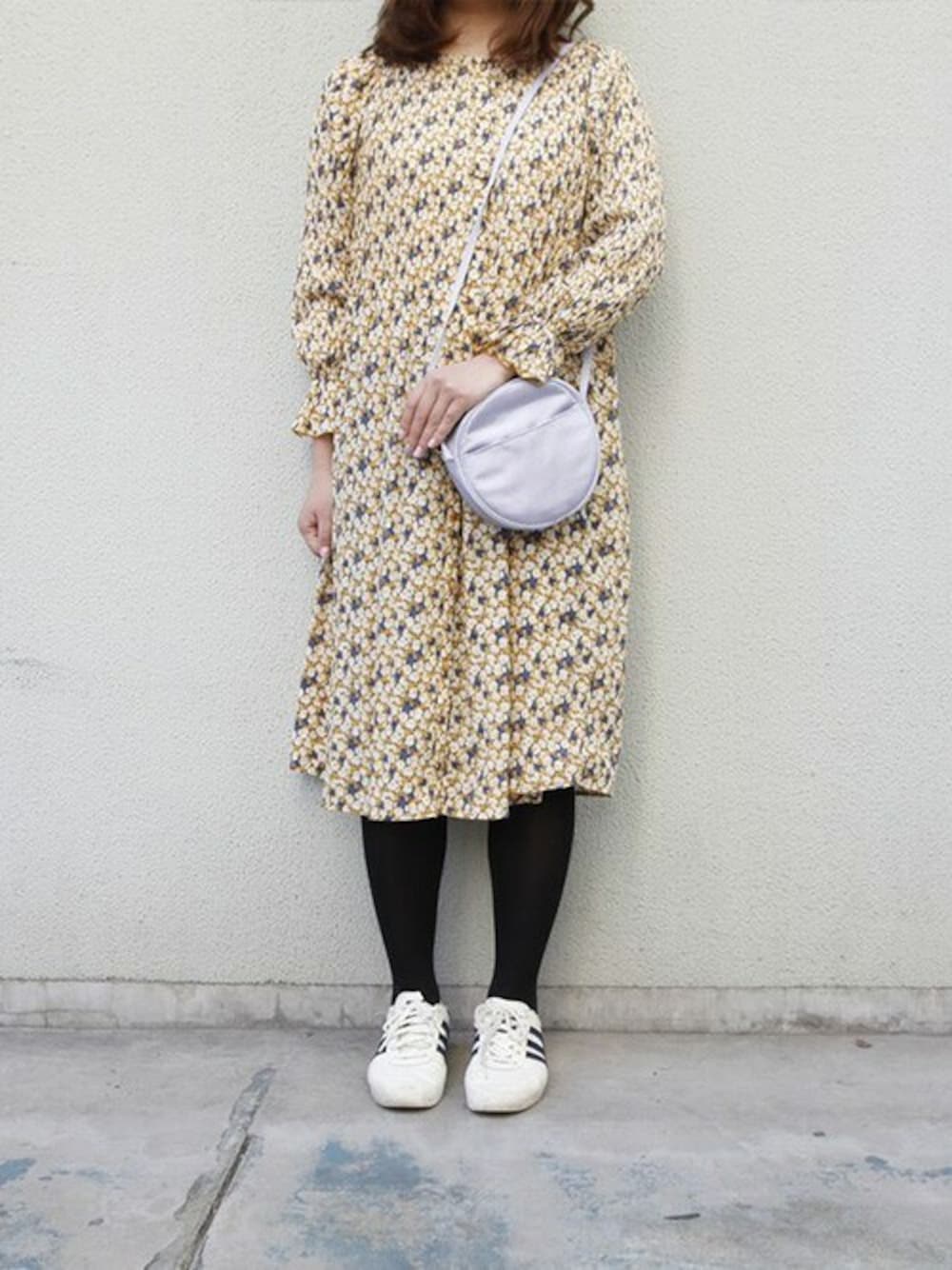 パープル系のショルダーバッグを着用したレディースの春コーディネートの1枚目の写真