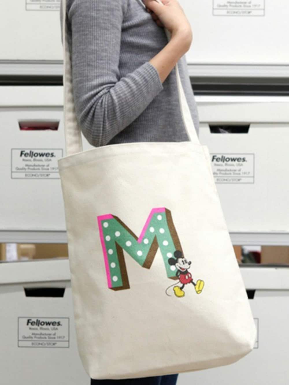 その他のショルダーバッグを着用したレディースの春コーディネートの1枚目の写真