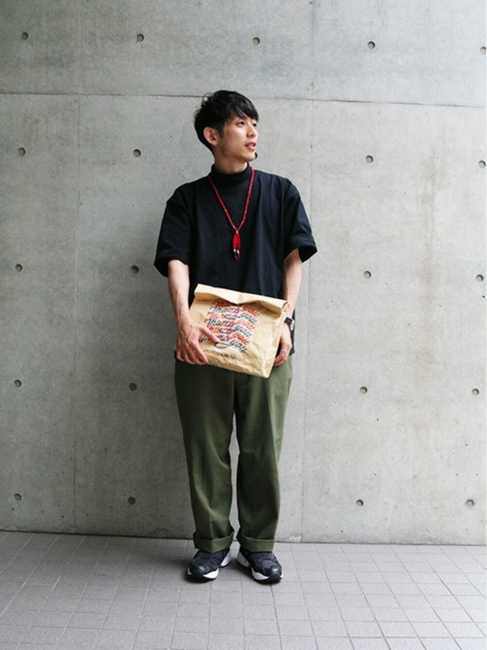 「スニーカー、ブラック、クラッチバッグ、ワイドパンツ、ポンプフューリー、CAMBER、URBAN RESEARCH、wakami、accommode、アコモデ」｜「ACCOMMODEのマルシェペーパークラッチ（クラッチバッグ、レッド系）」を使った、ACCOMMODEさん（メンズ・162cm）の春コーディネートの1枚目の写真