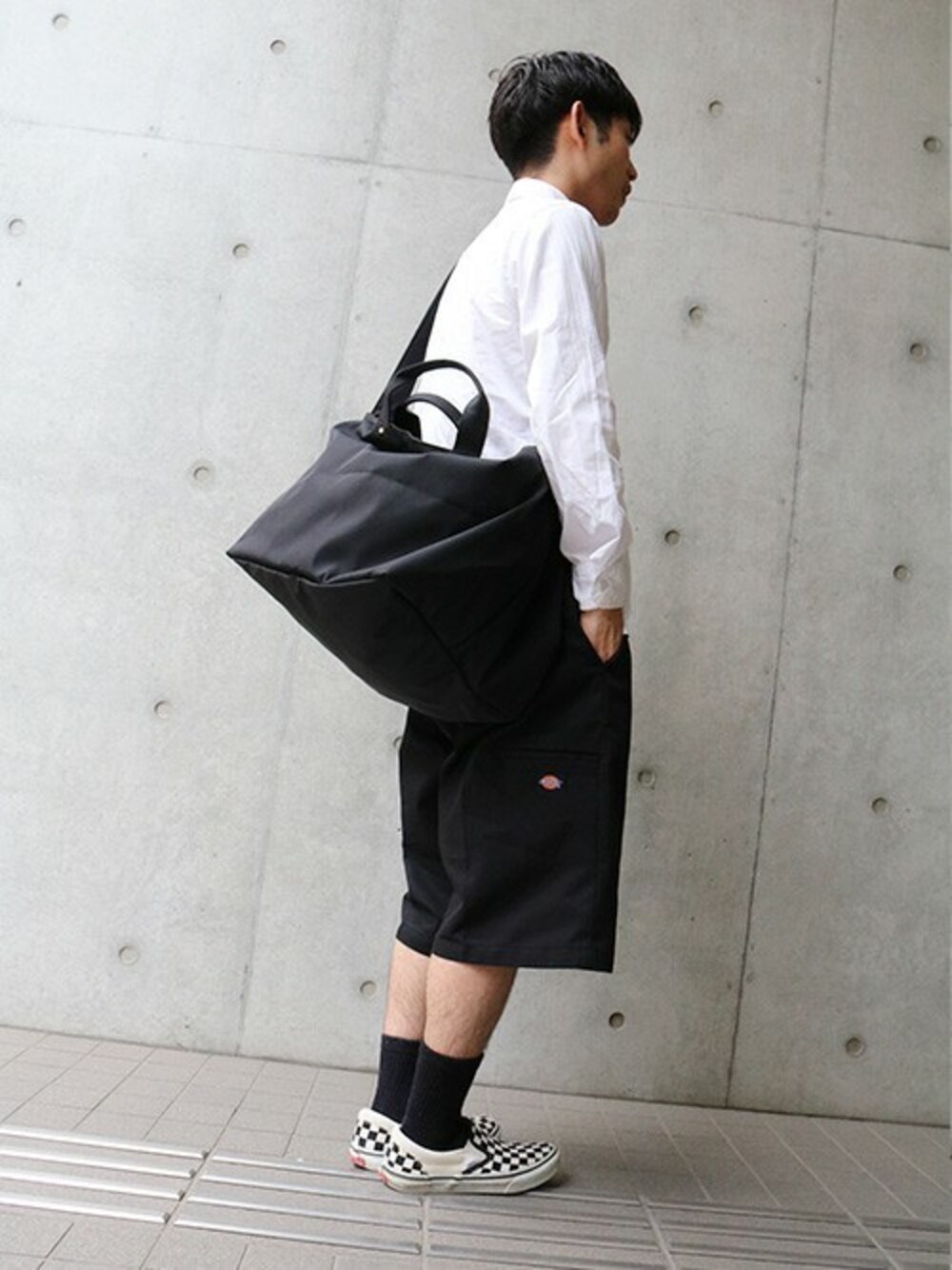 「VANS、ショルダーバッグ、ENGINEERED GARMENTS、モノトーン、ショーツ、シャツスタイル、モノトーンコーデ、ディッキーズ(Dickies)、accommode、アコモデ」｜「ACCOMMODEのトリップコラージュビッグショルダーバッグ	（ショルダーバッグ、ブラック系）」を使った、ACCOMMODEさん（メンズ・162cm）の春コーディネートの1枚目の写真