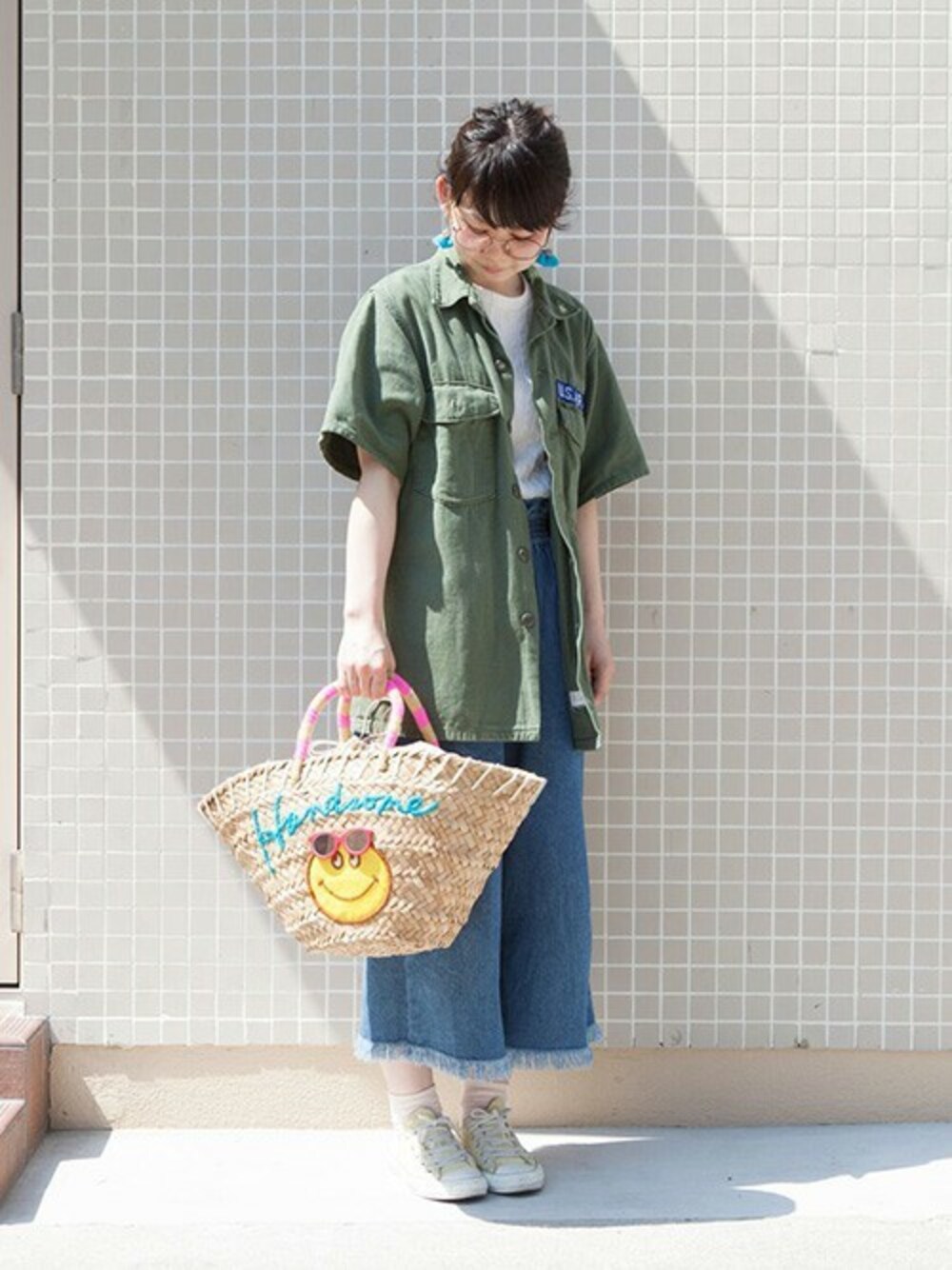 「デニム、夏、ワイドパンツ、ミリタリーシャツ、かごバッグ、夏コーデ、スマイル、カットオフデニム、accommode、アコモデ」｜「ACCOMMODEのハンサムスマイルバスケット（かごバッグ、ピンク系）」を使った、ACCOMMODEさん（レディース・152cm）の夏コーディネートの1枚目の写真