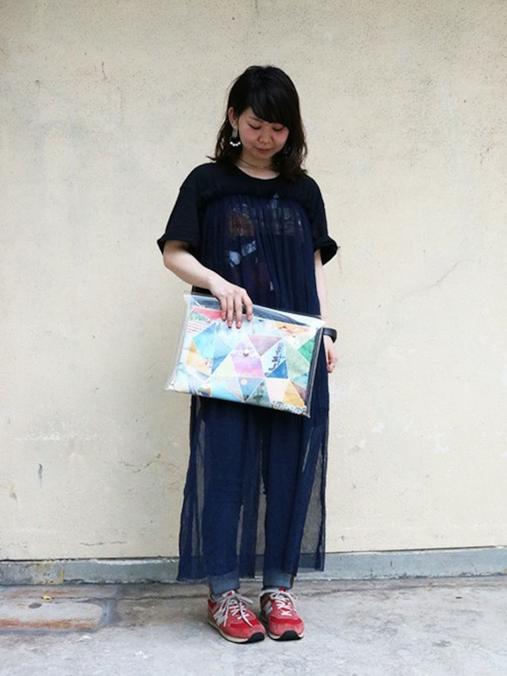 「スニーカー、デニム、夏、クラッチバッグ、Tシャツ、バッグ、シースルー、夏コーデ、accommode、アコモデ」｜「ACCOMMODEのトリップコラージュクリアクラッチ（クラッチバッグ、その他）」を使った、ACCOMMODEさん（レディース・156cm）の夏コーディネートの1枚目の写真