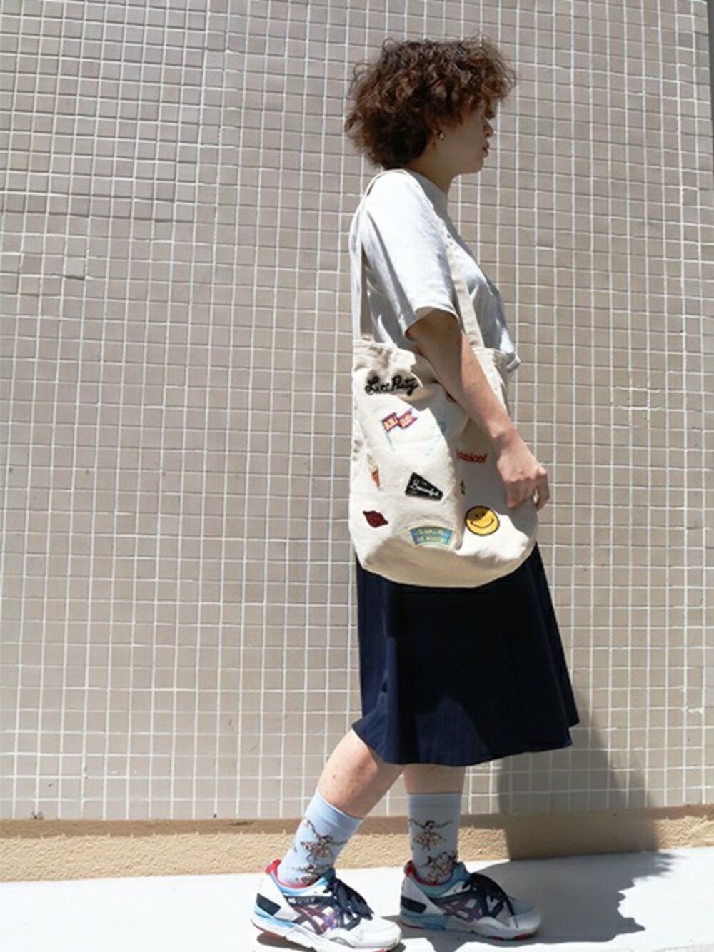 「スニーカー、スカート、ショルダーバッグ、Tシャツ、バッグ、スニーカーコーデ、夏コーデ、asics、accommode、アコモデ」｜「ACCOMMODEのスマイルワッペンショルダーバッグ（ショルダーバッグ、ホワイト系）」を使った、ACCOMMODEさん（レディース・160cm）の夏コーディネートの1枚目の写真