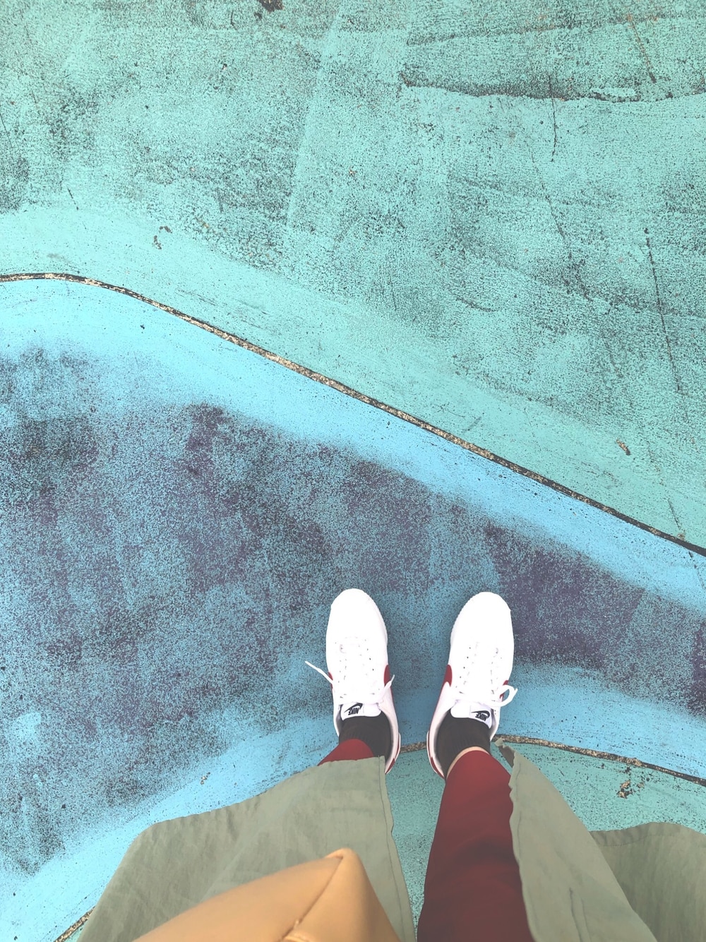 「足元くら部、足元、公園スタイル」｜「NIKEのアイテム（スニーカー、ホワイト系）」を使った、yocoさん（レディース・157cm）の春コーディネートの1枚目の写真