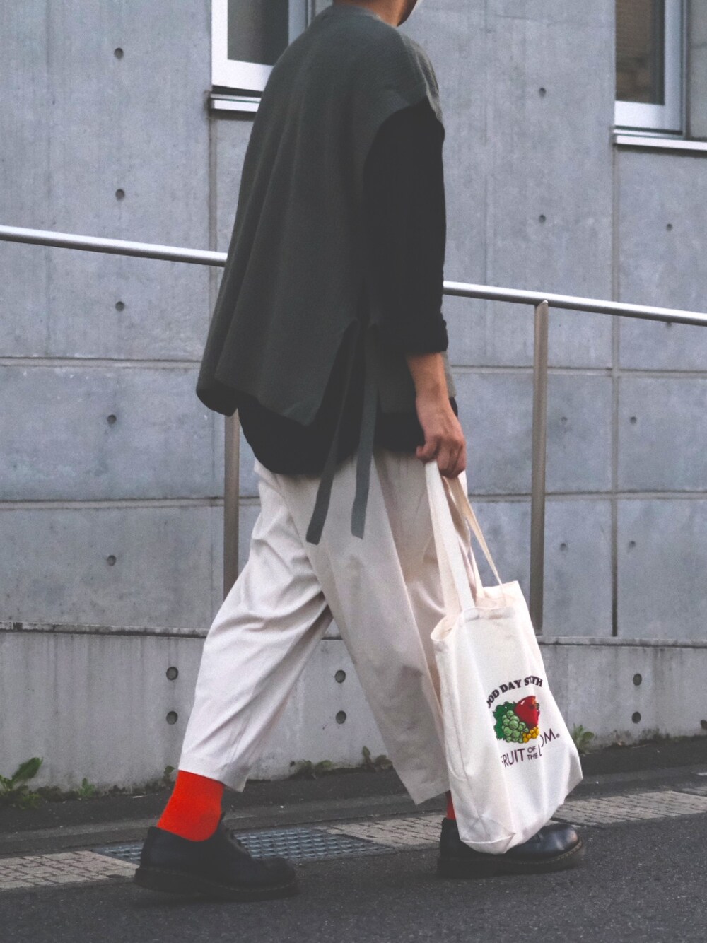 「おしゃれさんと繋がりたい、ビックシルエット、秋服準備はじめました、オトナカジュアル、リラックススタイル、フォローミー、ホワイト」｜「Dr. Martensのアイテム（その他シューズ、ブラック系）」を使った、Mr.mrさん（メンズ・180cm）の秋コーディネートの1枚目の写真