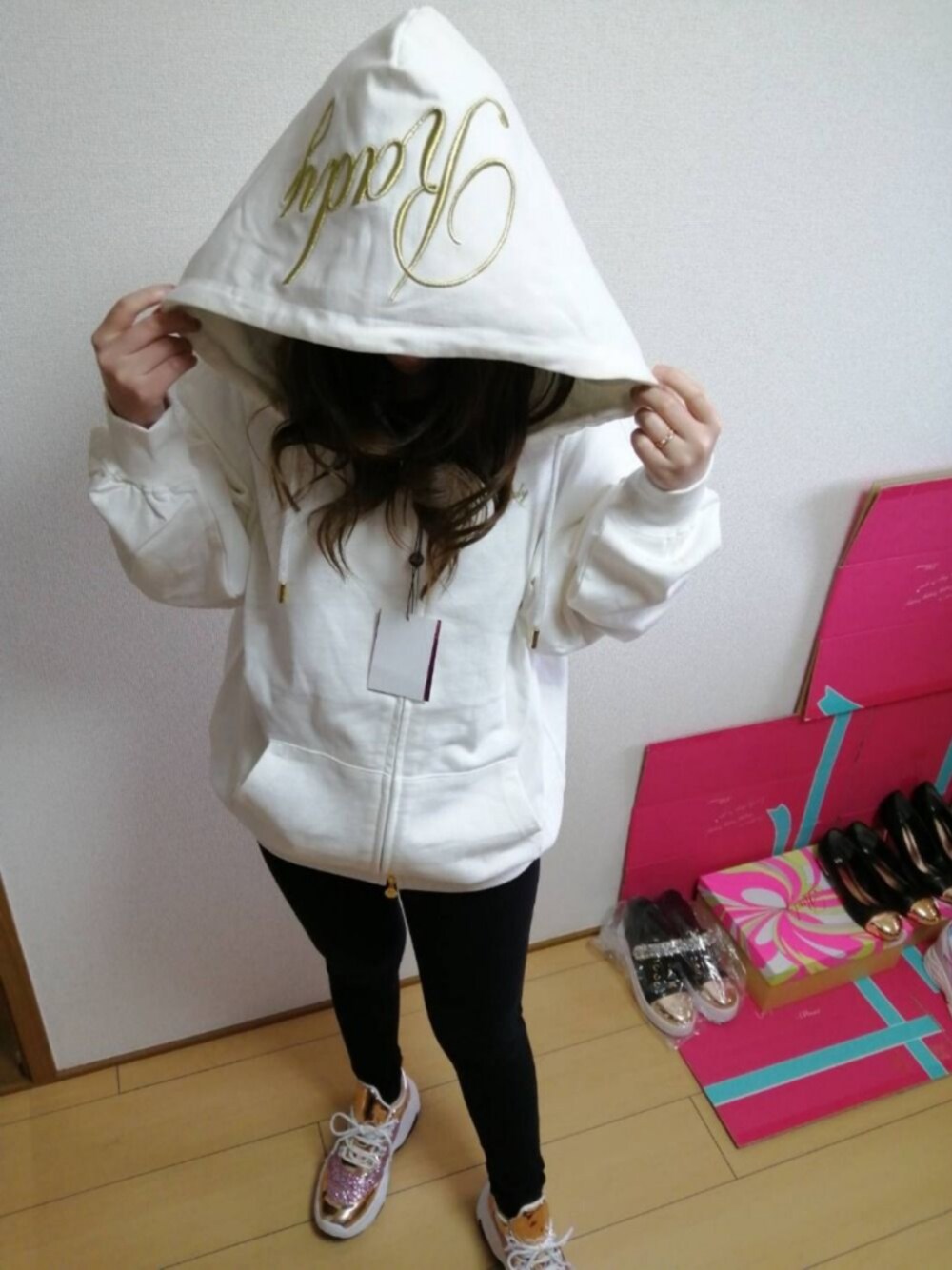 「春服、セットアップ、可愛い、ラフスタイル、楽チンコーデ、おしゃれさんと繋がりたい、お家で過ごそう、雨、お家にいよう、映画鑑賞」｜「Radyのアイテム（パーカー、ホワイト系）」を使った、yunさん（レディース・155cm）の春コーディネートの1枚目の写真