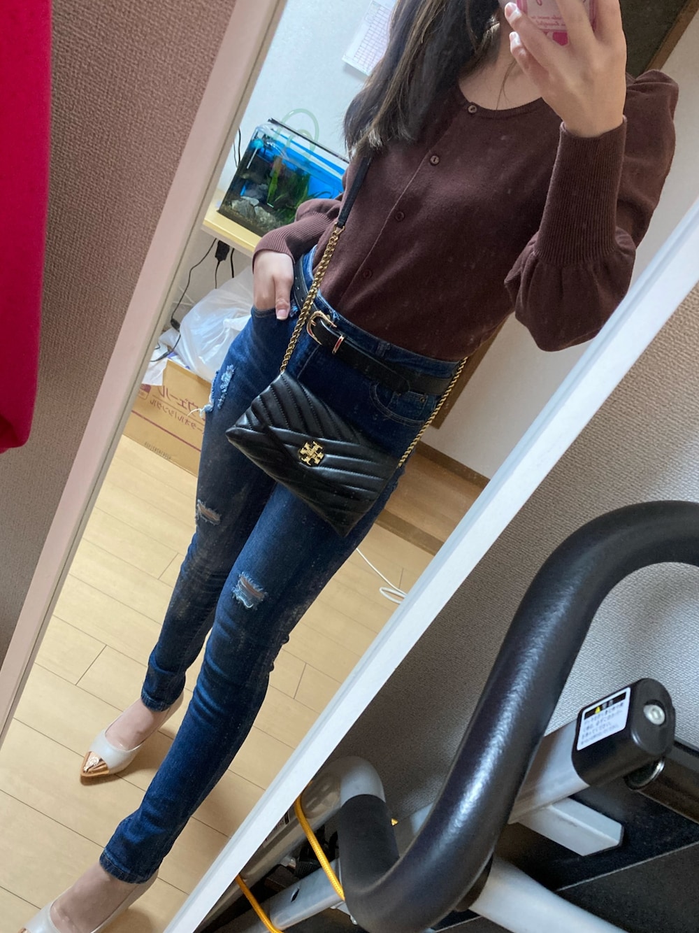 「休日コーデ、大人コーデ、プチプラ、ブラウン、おしゃれさんと繋がりたい、お姉さんコーデ、スッキリ、オトナ女子、ダメージデニムパンツ、安い」｜「INGNIのアイテム（ニット/セーター、ブラウン系）」を使った、yunさん（レディース・155cm）の秋コーディネートの1枚目の写真