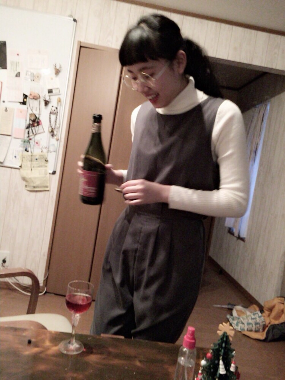 「パンツスタイル」｜「LOWRYS FARMのアイテム（つなぎ/オールインワン、グレー系）」を使った、谷口さん（レディース・165cm）の冬コーディネートの1枚目の写真