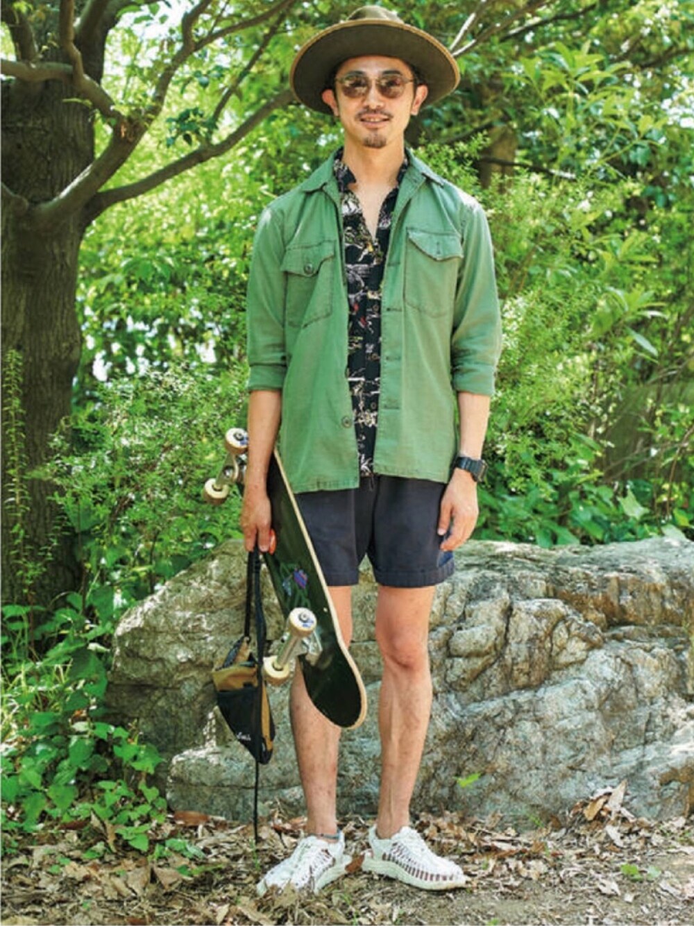 ホワイト系のサンダル、ブラウン系のメガネ、ブラック系のアナログ腕時計を着用したメンズの夏コーディネートの1枚目の写真