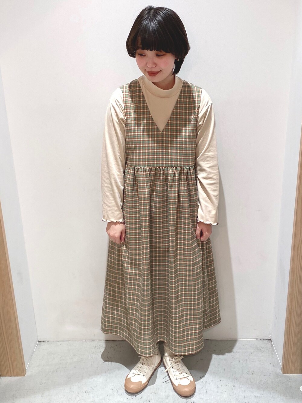 「poudoudou、ootd、ジャンパースカート、ワンピース、ワンピース×スニーカー、春コーデ、カジュアル、くすみカラー、チェック、レトロ」｜「POU DOU DOUのVあきジャンパースカート（ジャンパースカート、グリーン系）」を使った、wakitaさん（レディース・155cm）の冬コーディネートの1枚目の写真