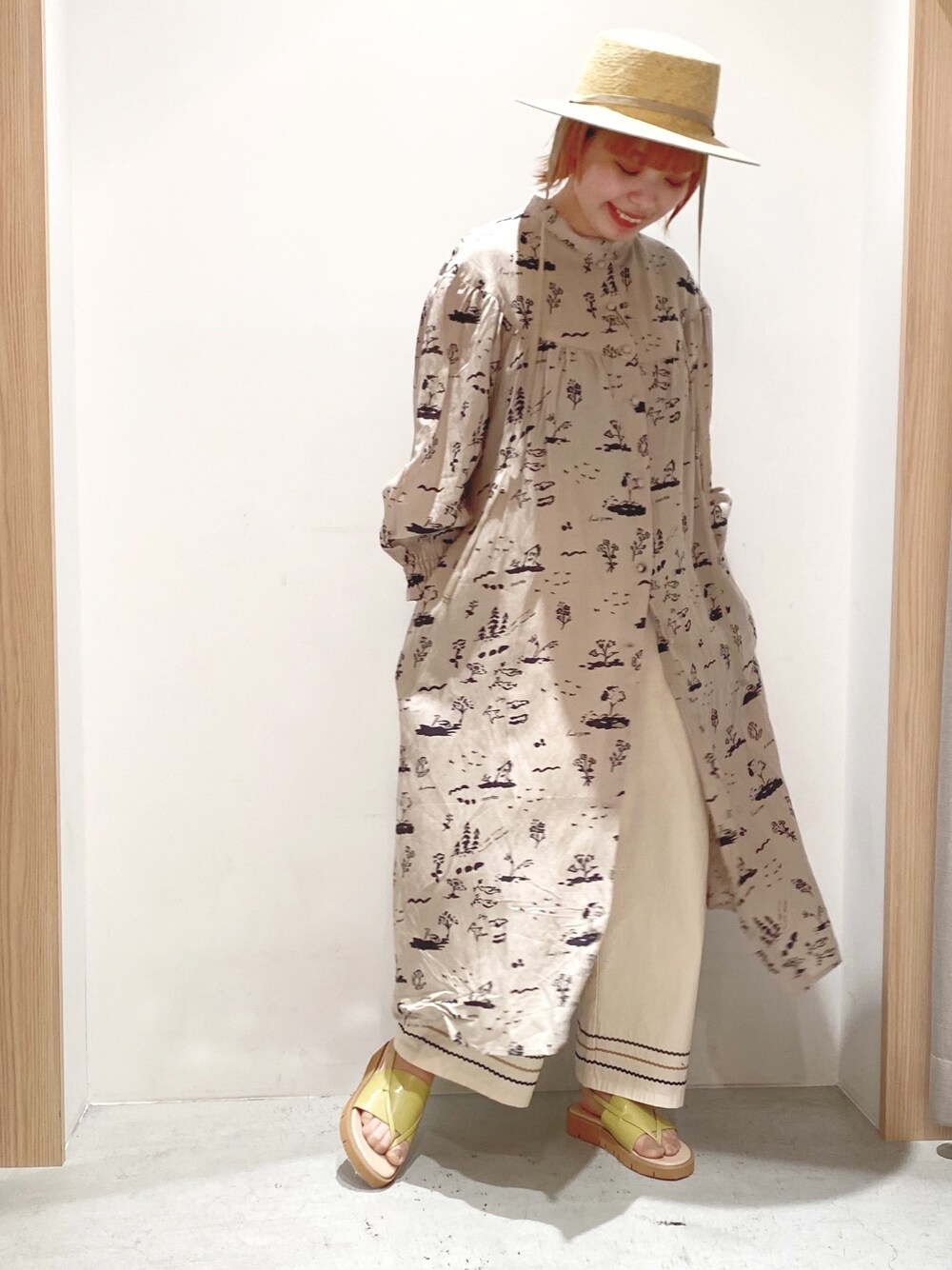 グレー系のワンピース、ホワイト系のその他パンツ、イエロー系のサンダルを着用したレディースの春コーディネートの1枚目の写真