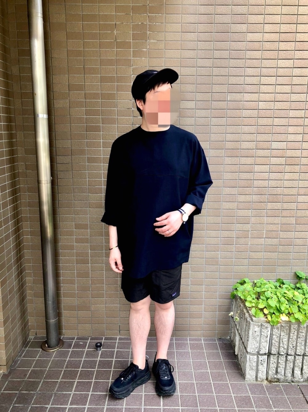 ブルー系のTシャツ/カットソー、ブラック系のその他パンツ、ブラック系のスニーカーを着用したメンズの春コーディネートの1枚目の写真