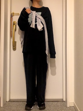 「サテンパンツ」｜「アイテム（スニーカー）」を使った、sshiさん（レディース・156cm）の春コーディネート