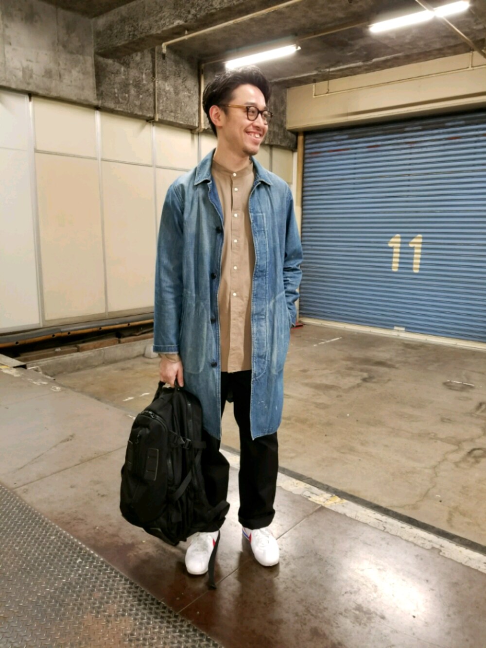 「鈴木清貴、アーバンリサーチドアーズ、デニムコート#ワイドパンツ、デニムコート、ノーカラーシャツ、黒ワイドパンツ、メガネ男子、ナイキスニーカー、デニムコーデ、ブラウンシャツコーデ」｜「URBAN RESEARCH DOORSのアイテム（ステンカラーコート、ブルー系）」を使った、kiyoさん（メンズ・175cm）の春コーディネートの1枚目の写真