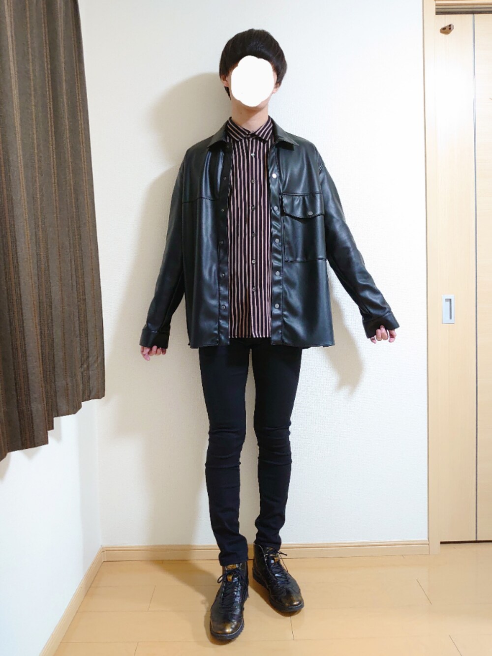 ブラック系のデニムパンツ、ブラック系のシャツ/ブラウス、ブラック系のスニーカーを着用したメンズの春コーディネートの1枚目の写真