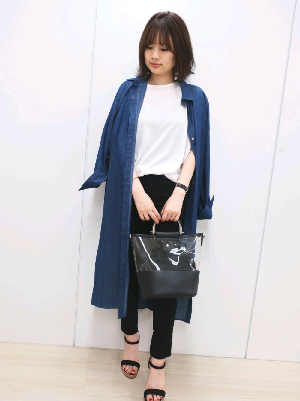 「ロングシャツ、ロングシャツワンピ、黒スキニー、白Tシャツ、プチプラコーデ」｜「C:smileのベルト付きロングシャツ（シャツワンピース、ブルー系）」を使った、IMAGEさん（レディース・158cm）の夏コーディネートの1枚目の写真