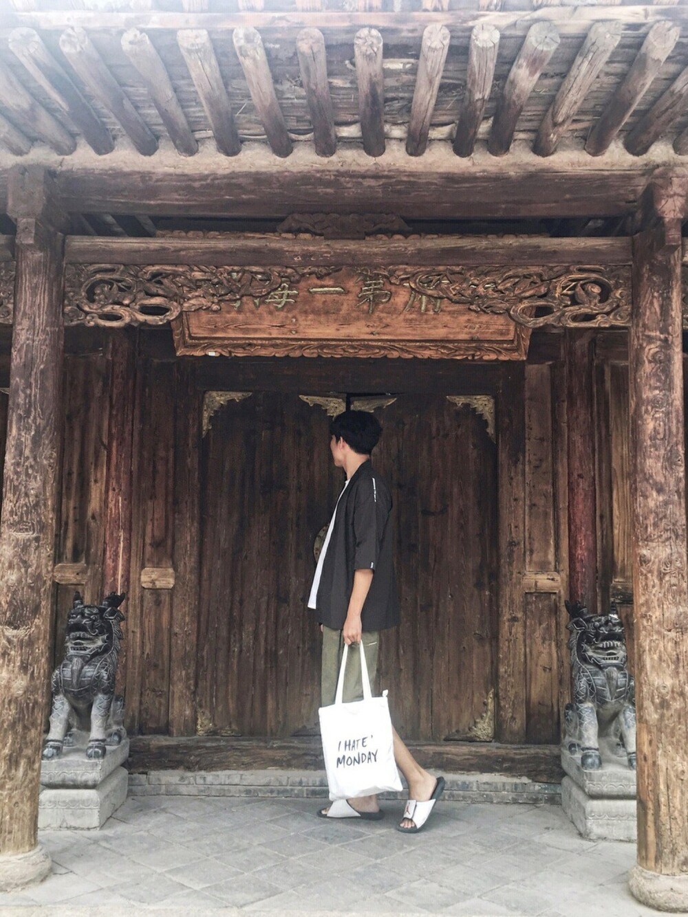 ホワイト系のトートバッグ、グリーン系のジャケット/アウターを着用したメンズの夏コーディネートの1枚目の写真