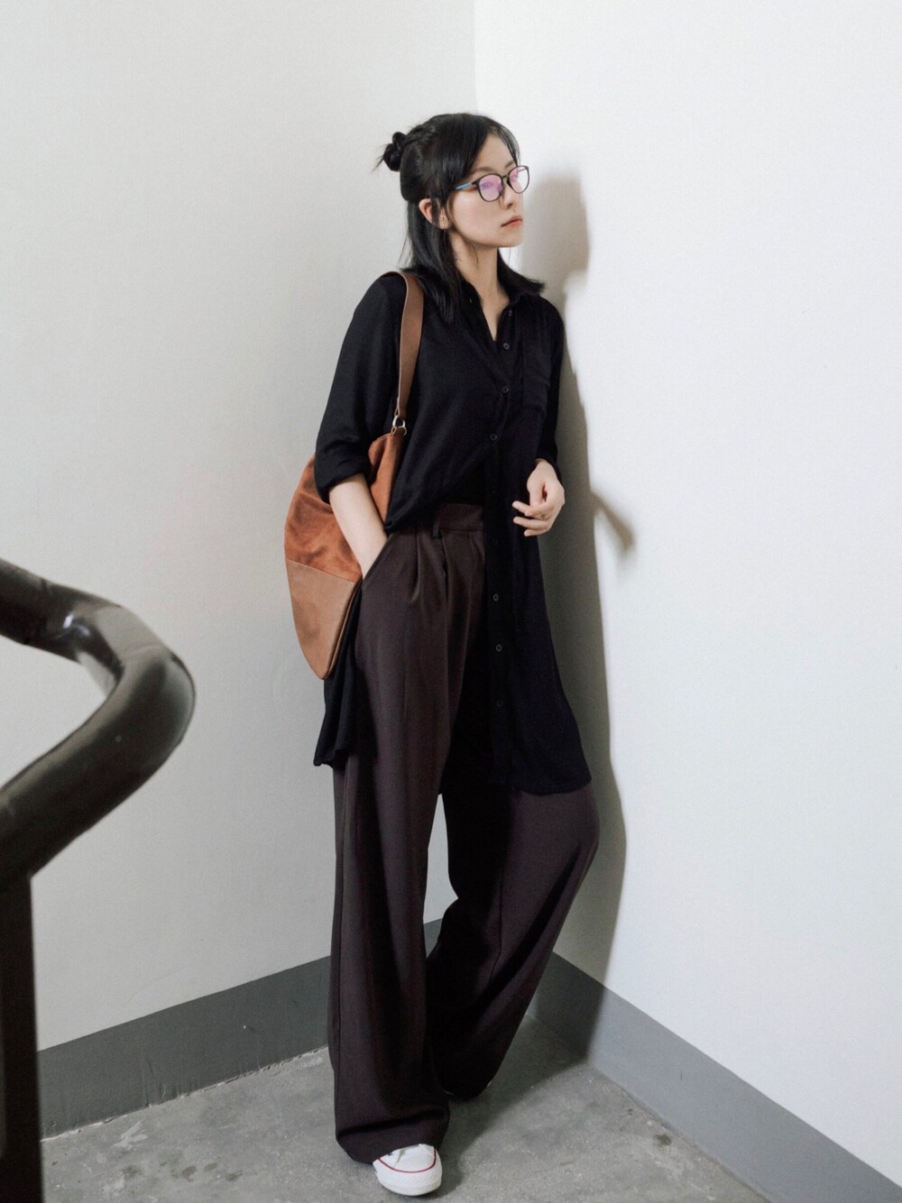 「ootd、夏、球鞋、休闲、基础款、盐系风格、通勤穿搭、男友风」｜「H&Mのアイテム（シャツワンピース、ブラック系）」を使った、adaJさん（レディース・164cm）の夏コーディネートの1枚目の写真