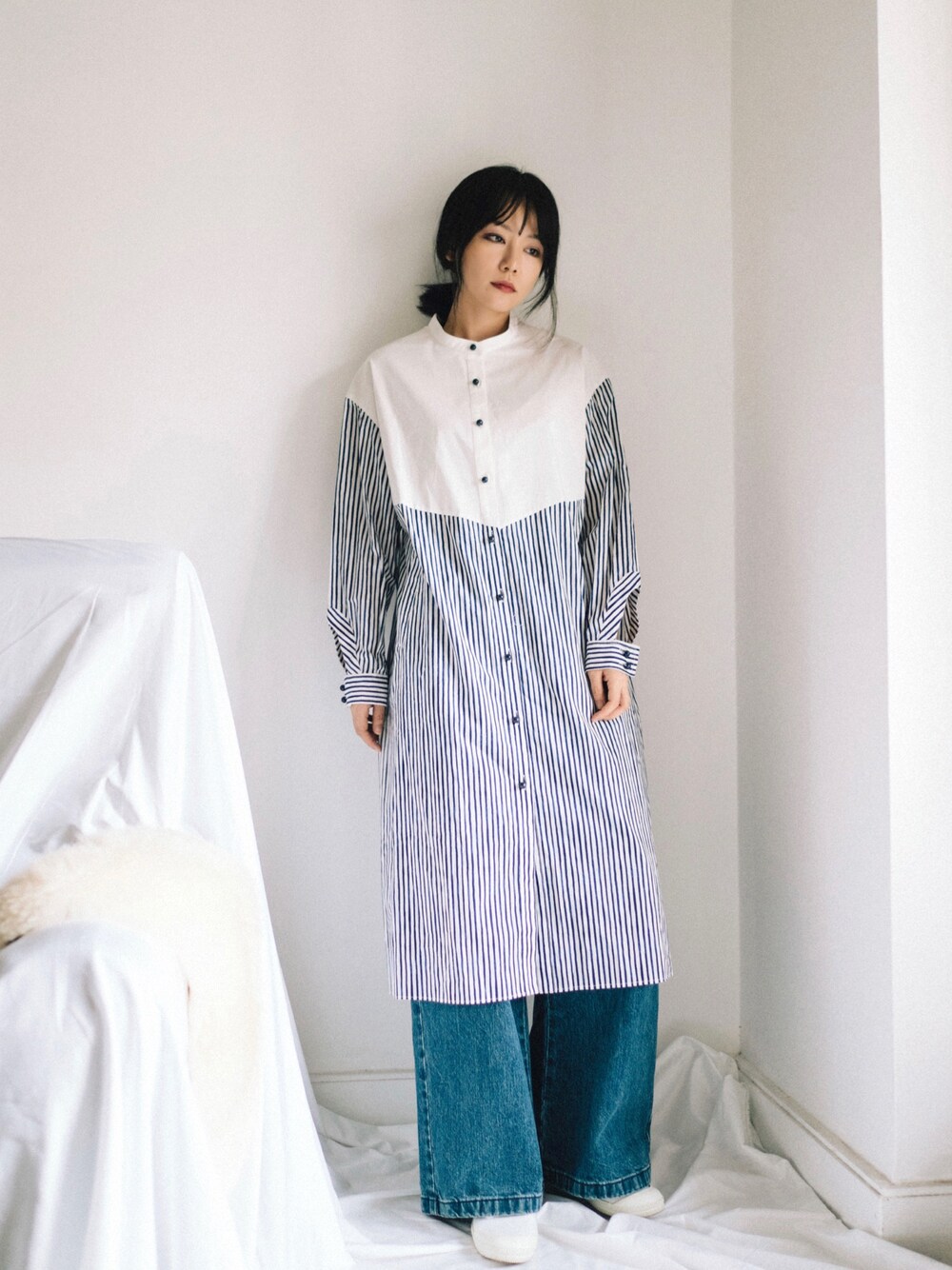 「ootd、球鞋、休闲、oversize、牛仔裤」｜「龙笛のアイテム（シャツワンピース、ブルー系）」を使った、adaJさん（レディース・164cm）の夏コーディネートの1枚目の写真