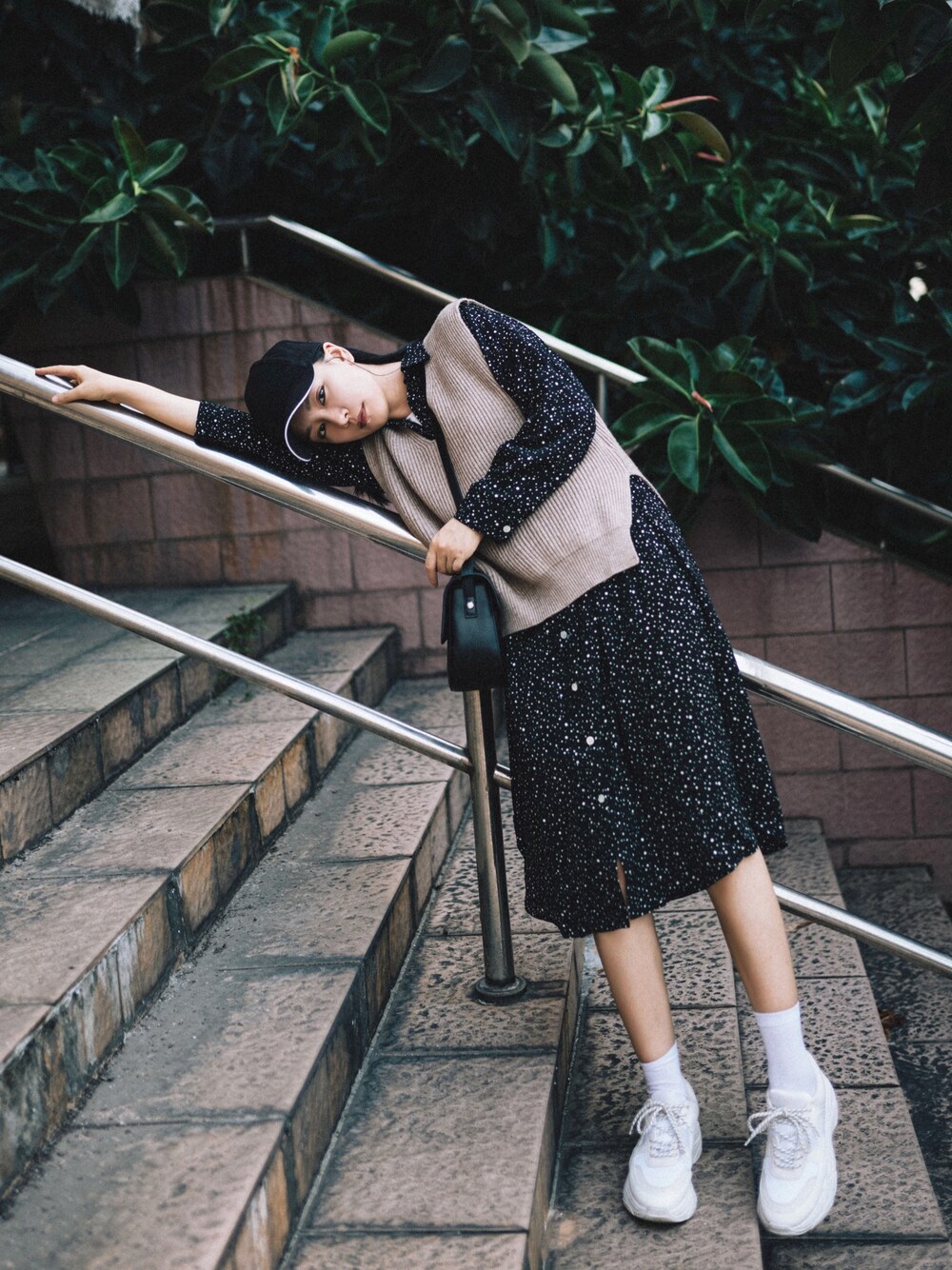 「ootd、街头搭配、球鞋、休闲、连衣裙」｜「夜的密度のアイテム（シャツワンピース、ブラック系）」を使った、adaJさん（レディース・164cm）の秋コーディネートの1枚目の写真