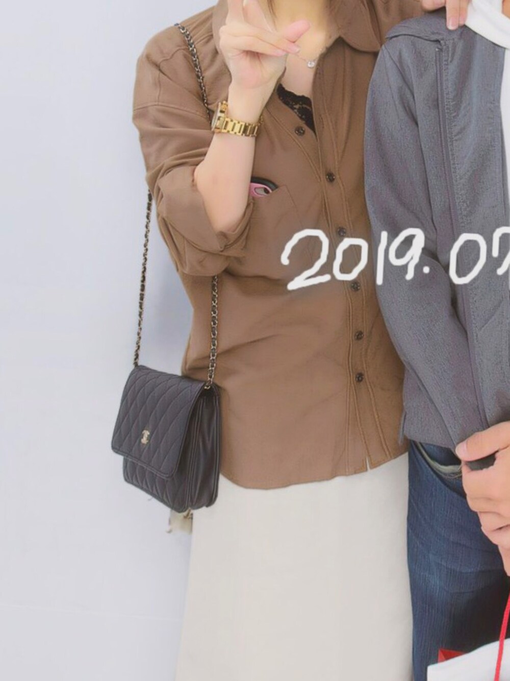 ブラウン系のシャツ/ブラウス、ホワイト系のスカートを着用したレディースの秋コーディネートの1枚目の写真