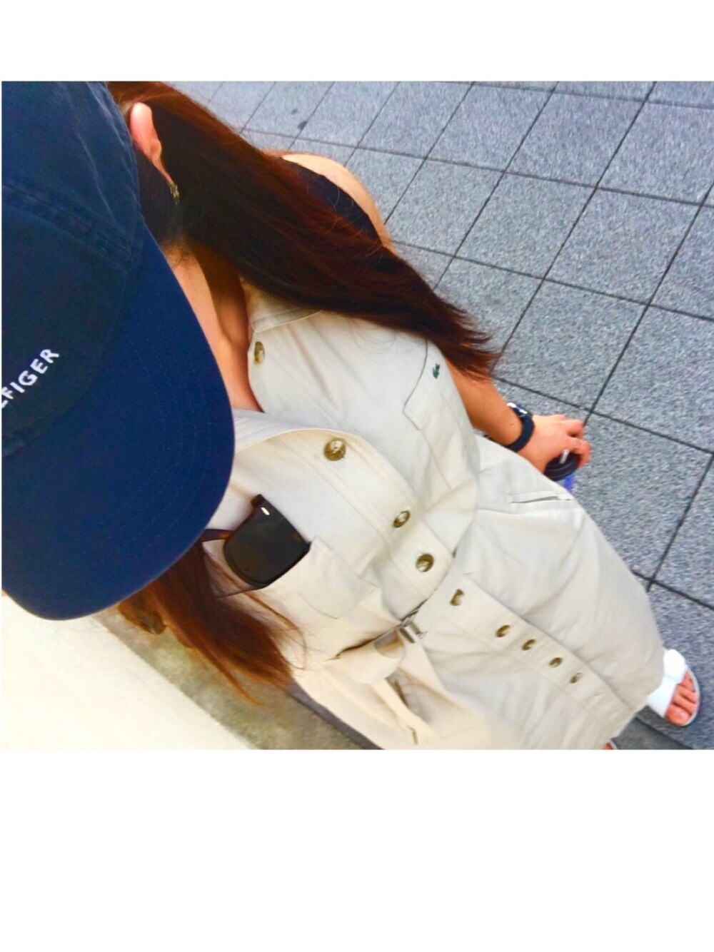「大人カジュアル、ノースリーブ、＃ワンピース、LACOSTE、サンダル、サングラス、シンプルコーデ、キャップ」｜「LACOSTEのアイテム（シャツワンピース、ベージュ系）」を使った、mopuuさん（レディース・158cm）の夏コーディネートの1枚目の写真